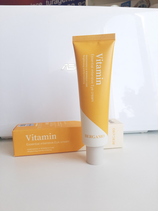 Крем для кожи вокруг глаз с витаминным экстрактом Bergamo Vitamin Essential Intensive Cream